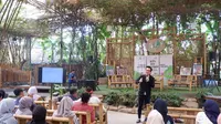 Senior Manager Corporate Communications Kao Indonesia Johny Lay berbicara saat talkshow bertema Let’s Eco Together, Bersama Ayo Ramah Lingkungan di Saung Angklung Udjo, Bandung. (Istimewa).