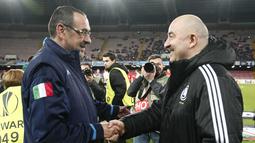 Pelatih Napoli, Maurizio Sarri (kiri) berjabat tangan dengan pelatih Legia Warsaw, Stanislav Cherchesov sebelum pertandingan UEFA Europa League di Stadion San Paolo, Naples, Jumat (11/12/2015) dini hari WIB. (AFP Photo/Carlo Hermann)