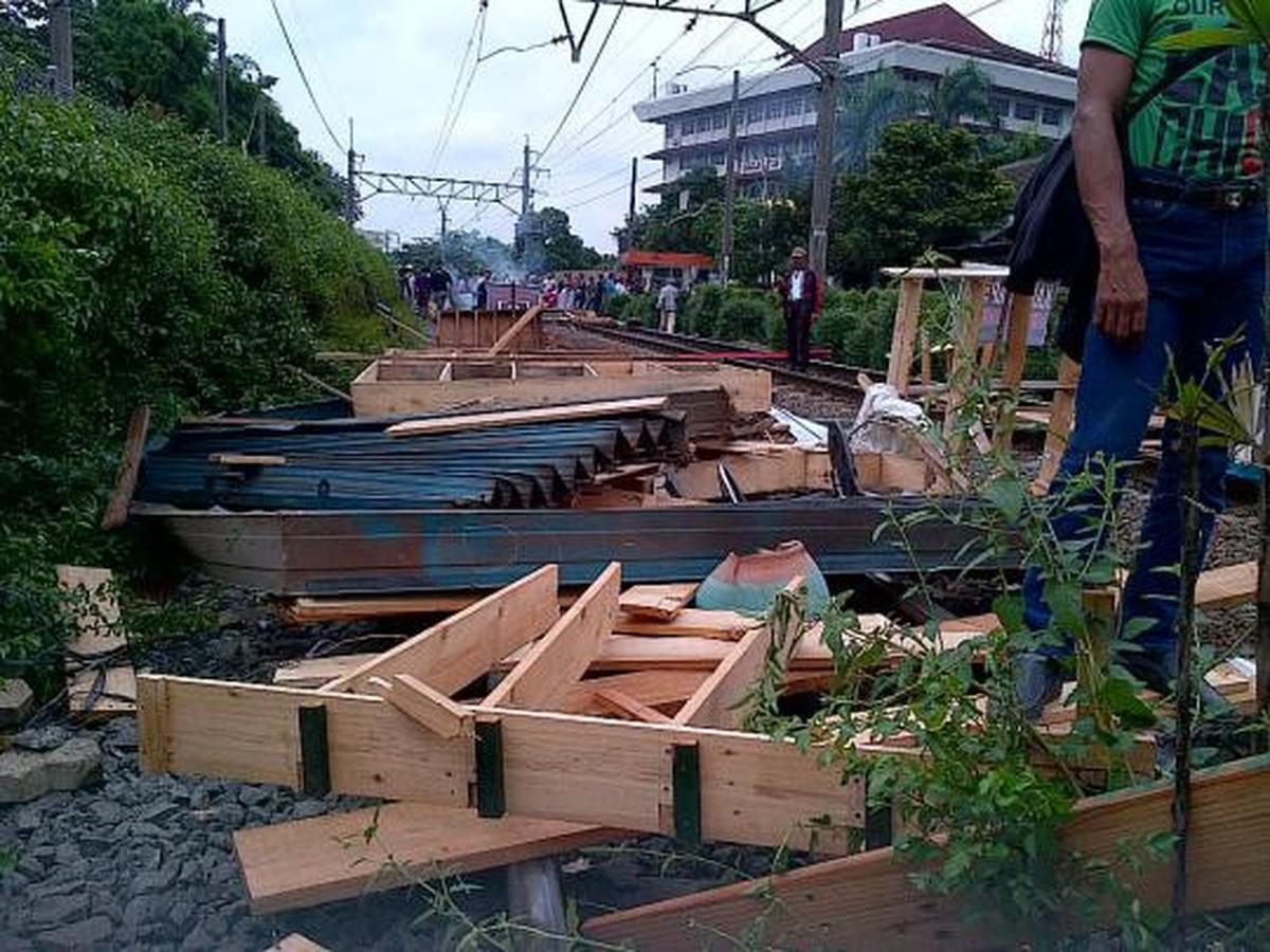 Ratusan pedagang dan mahasiswa blokir jalur KRL di Depok