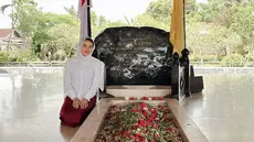 Mengunjungi makam Bung Karno di Blitar, Jawa Timur, sosok Aaliyah Massaid tampil anggun mengenakan busana tertutup bernuansa putih. Dalam penampilannya ia memakai kerudung putih yang terlihat menawan. (Liputan6.com/IG/@aaliyah.massaid)