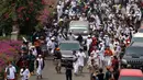 Ratusan massa berkonvoi mengawal Rizieq Shihab usai tiba di Bandara Soekarno-Hatta, Tangerang, Banten, Selasa (10/11/2020). Konvoi tersebut dilakukan untuk mengawal perjalan Rizieq Shihab menuju kediamannya di Petamburan, Jakarta. (Liputan6.com/Angga Yuniar)