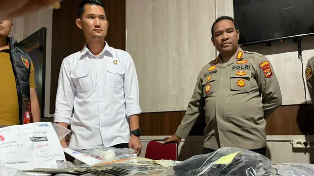 Penampakan puluhan nomor kendaraan palsu yang disita dari sindikat polisi curi mobil Perwira Polisi di Bandar Lampung.