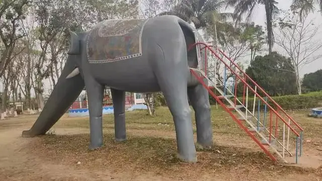 7 Potret Nyeleneh Patung Gajah Ini Bikin Bingung