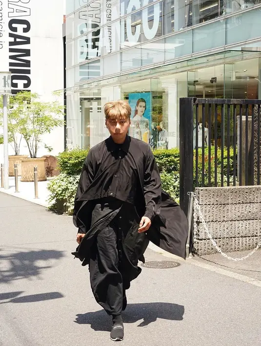 Roy Kiyoshi tidak terlalu memikirkan apa yang dikatakan orang terhadapnya. Roy tetap berpenampilan unik seperti yang terlihat di setiap unggahan di akun Instagramnya. (Liputan6.com/roykiyoshi)