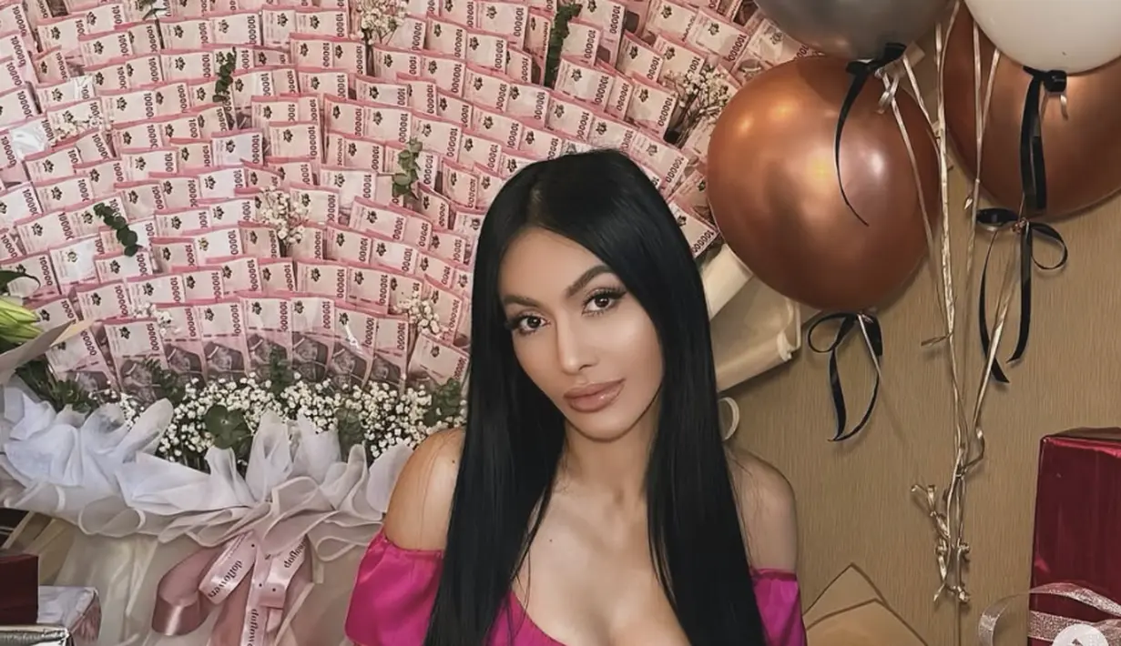 Dengan kenakan dress bergaya Latina, Denada pamerkan body goals yang begitu fit. [Foto: Denada/ Instagram]