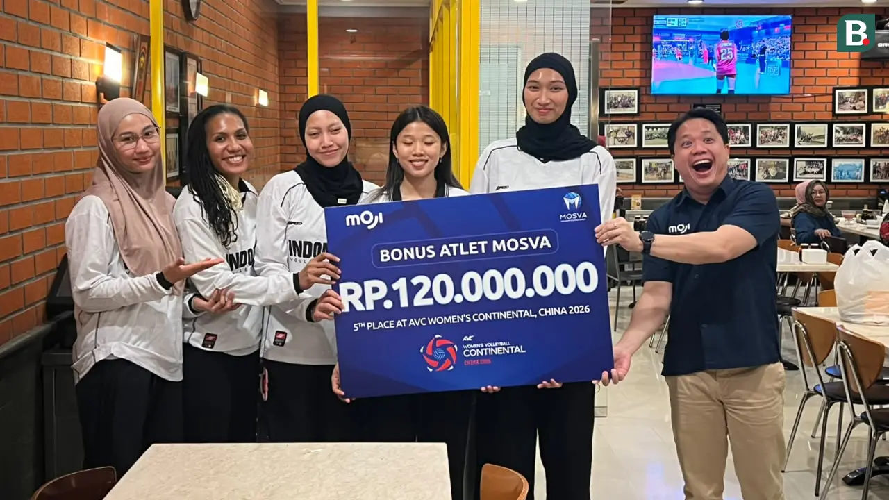 Direktur Moji dan Mosva, David Suwarto, memberikan bonus kepada Timnas Voli Putra Indonesia.