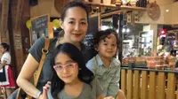 Dewi Rezer bersama Brinette dan Jarvis [foto: instagram/rezerdewi]