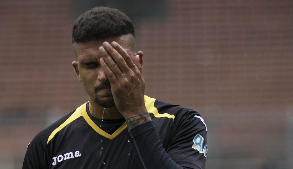 Bek Mitra Kukar, Arthur Cunna, tampak lelah saat latihan jelang laga final Piala Jenderal Sudirman melawan Semen Padang di Stadion Gelora Bung Karno, Jakarta, Sabtu (23/1/2016). (Bola.com/Vitalis Yogi Trisna)