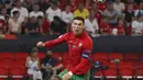 Pemain Portugal Cristiano Ronaldo menyundul bola di atas pemain Prancis Presnel Kimpembe pada pertandingan Grup F Euro 2020 di Puskas Arena, Budapest, Hungaria, Rabu (23/6/2021). Laga berakhir imbang 2-2. (Bernadett Szabo, Pool photo via AP)