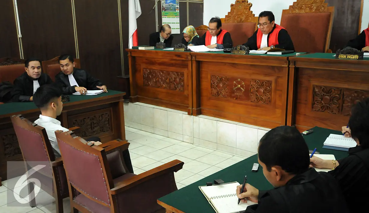 Hakim Ketua, Made Sutisna (keduakanan) membacakan putusan terhadap terdakwa Christopher Daniel Syarief di PN Jakarta Selatan, Kamis (27/8/2015). Christopher divonis hukuman 1 tahun 6 bulan denda 10 juta rupiah. (Liputan6.com/Helmi Fithriansyah)