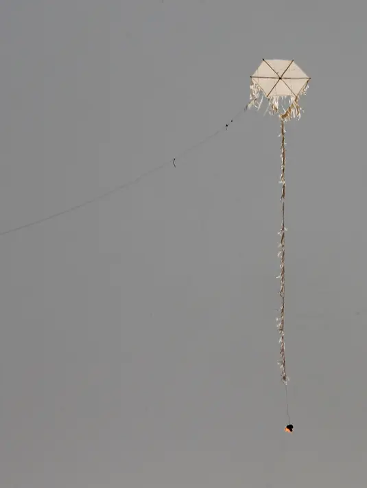 Layang-layang bom molotov yang diterbangkan warga Pelestina di perbatasan dengan Israel, di pinggiran timur Kota Gaza (20/4). Unjuk rasa warga Palestina terhadap Isrel memasuki minggu keempat. (AFP Photo/Mohammed Abed)