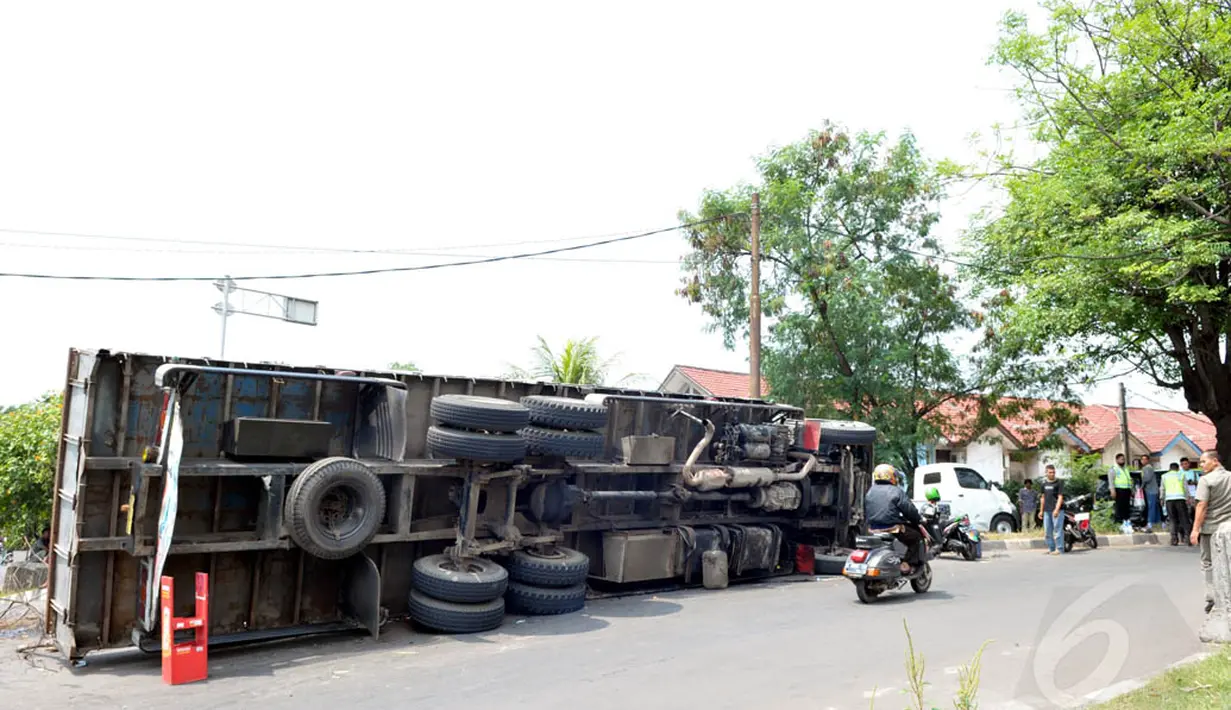 Saat ini penyebab terbaliknya truk tersebut masih dalam penyelidikan petugas kepolisian setempat, Jakarta, Jumat (15/8/14). (Liputan6.com/Panji Diksana)