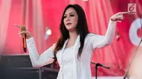 Penyanyi Maia Estianty menghibur warga dalam Konser Kebangkitan Nasional di Waduk Pluit, Penjaringan, Jakarta Utara, Sabtu (20/5). (Liputan6.com/Gempur M. Surya)