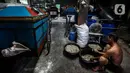 Pekerja memilah kerupuk mentah yang telah dijemur di UKM Kerupuk Melati, Jakarta, Rabu (16/12/2020). Pada masa pandemi COVID-19, UKM tersebut memproduksi kerupuk kurang lebih dua kuintal per hari atau menurun 40 persen dari kondisi normal. (Liputan6.com/Johan Tallo)