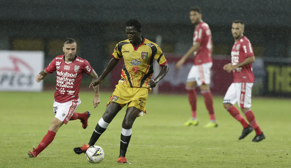 Bek Mitra Kukar, Patrick Ochan, menggiring bola saat melawan Bali United, pada laga Piala Presiden 2019 di Stadion Patriot, Jawa Barat, Minggu (3/3). Bali United menang 3-0 atas Mitra Kukar. (Bola.com/M Iqbal Ichsan)