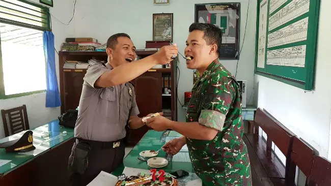 Cara unik polisi untuk memberi kejutan di HUT TNI ke-72. (Liputan6.com/Muhamad Ridlo/Polres Banjarnegara)