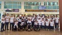 Tim Asian Youth Para Games 2025 bersama NPC dan PT Chery Sales Indonesia di Bandar Udara Adi Soemarmo, Boyolali, Sabtu (6-12-2025) jelang keberangkatan ke Dubai. (Bola.com/Aning Jati)
