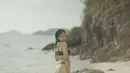 Adik Putri Marino itu juga tak ragu memamerkan lekuk tubuhnya berbalut bikini two piece. @sithamarino.