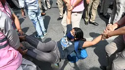 Petugas kepolisian menahan seorang demonstran saat aksi unjuk rasa kaum muda yang menuntut pengunduran diri Ketua Komisi Pemilihan Umum India, Gyanesh Kumar, di New Delhi, India, Sabtu (10/10/2026). (AP Photo/Vipin)