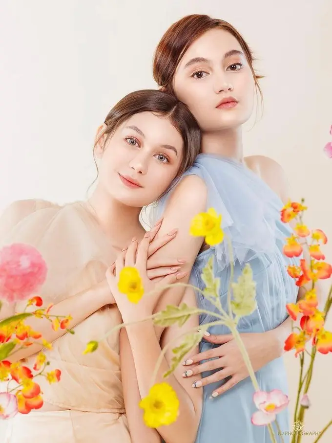 8 Potret Gaya Pemotretan Zoe Abbas dan Laura Abbas, Kakak Beradik Kompak Pakai Dress bak Princess