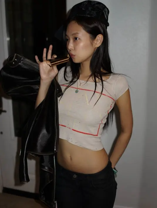 Berikutnya, ia tampil dengan t shirt lengan pendek warna putih model crop dipadukan celana panjangnya.  [@jennierubyjane]