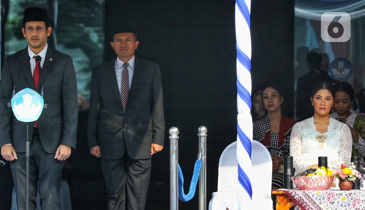 Mendikbud Nadiem Makarim memimpin Upacara Peringatan HUT PGRI ke-74 dan Hari Guru Nasional 2019 di Kemendikbud, Jakarta, Senin (25/11/2019). Upacara diikuti oleh guru, siswa-siswi dan mahasiswa dan Nadiem Makarim memimpin selaku pembina upacara. (Liputan6.com/Johan Tallo)