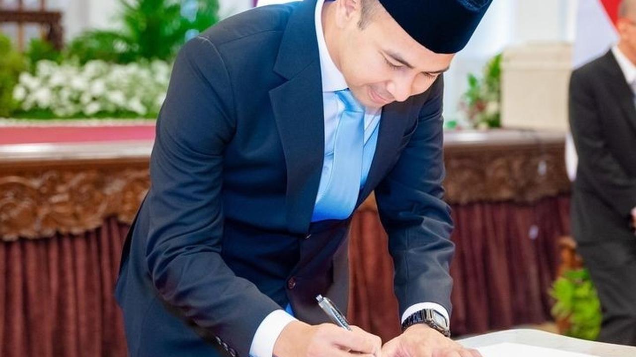 Menurut laporan dari Detik.com, gaji Raffi Ahmad sebagai Utusan Khusus Presiden diatur dalam Peraturan Presiden Nomor 137 Tahun 2024. Aturan ini ditetapkan oleh Presiden Joko Widodo pada 18 Oktober 2024, sebelum masa jabatannya berakhir.<br><br>