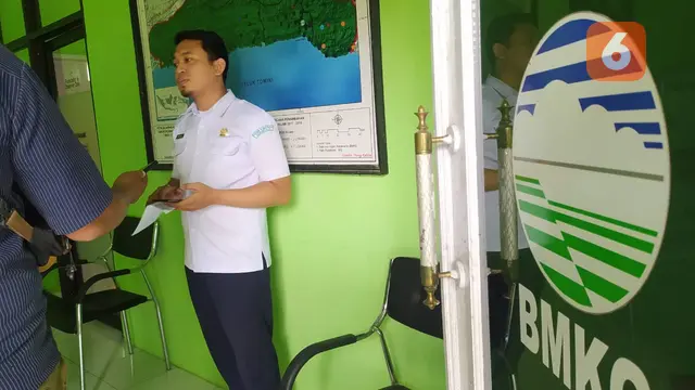 Pihak Badan Meteorologi, Klimatologi, dan Geofisika (BMKG) Bone Bolango, Noval Arif (Arfandi Ibrahim/Liputan6.com)