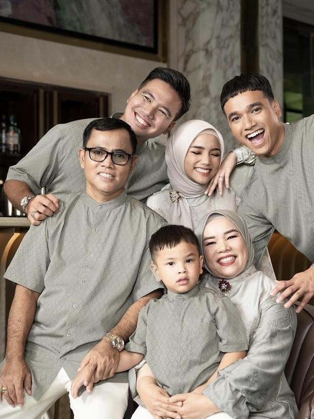 Ide Pose Foto Keluarga Unik dan Anti Mainstream untuk Lebaran Ala Deretan Para Artis