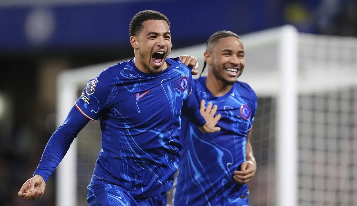 Pemain Chelsea, Levi Colwill (kiri) merayakan golnya ke gawang Southampton dalam laga lanjutan Liga Inggris 2024/2025 di Stamford Bridge, London, Rabu (26/02/2025) WIB. (AP Photo/John Walton)