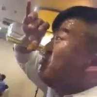 Tak semua orang punya keahlian ini. Pria dari China ini bisa minum bir lewat hidung. 