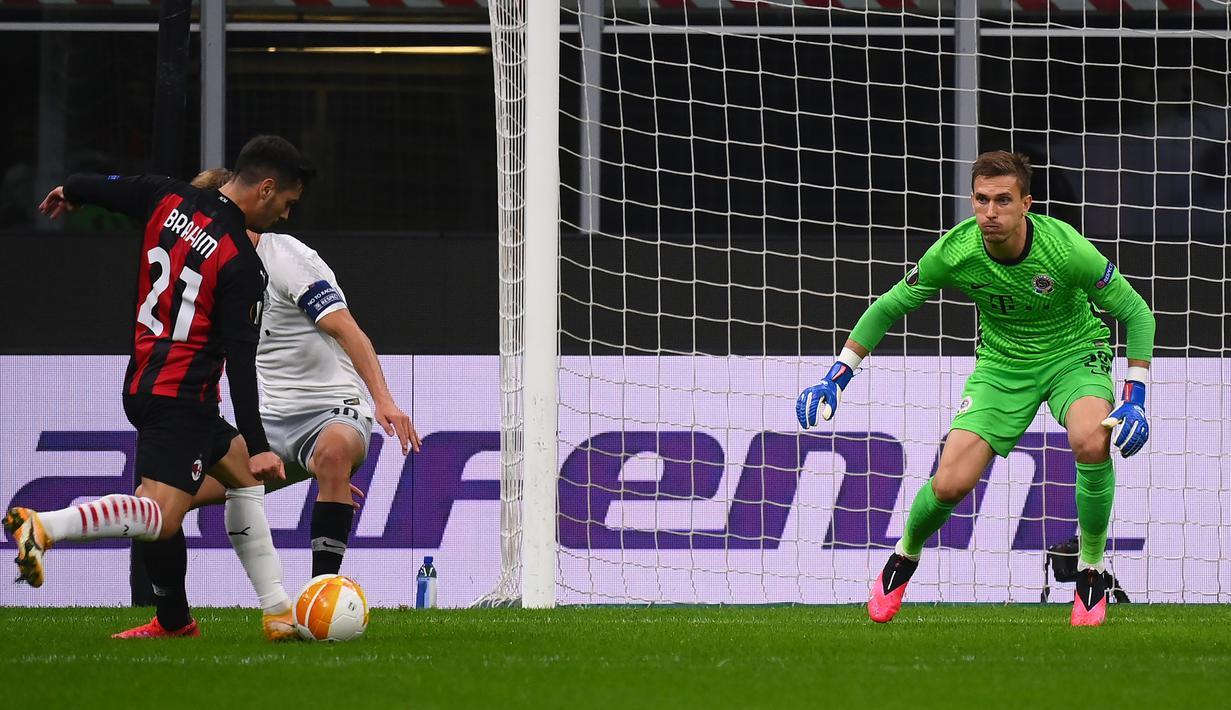 Gelandang AC Milan, Brahim Diaz, berusaha mencetak gol ke gawang Sparta Praha pada laga lanjutan Liga Europa 2020/2021 di Stadion San Siro, Jumat (30/10/2020) dini hari WIB. AC Milan menang 3-0 atas Sparta Praha. (AFP/Marco Bertorello)