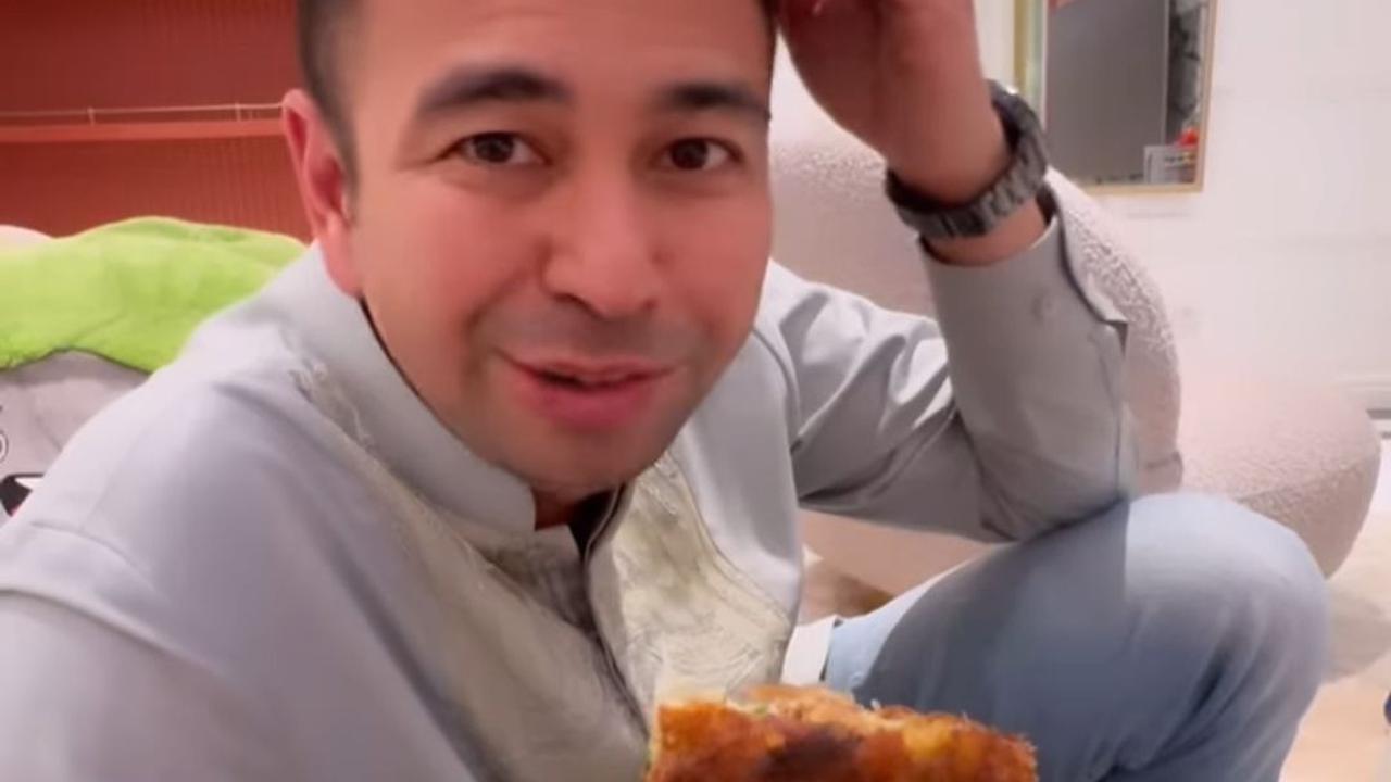 Raffi Ahmad juga turut menikmati penganan martabak. Raffi menyebut jika martabak tersebut enak.<br>