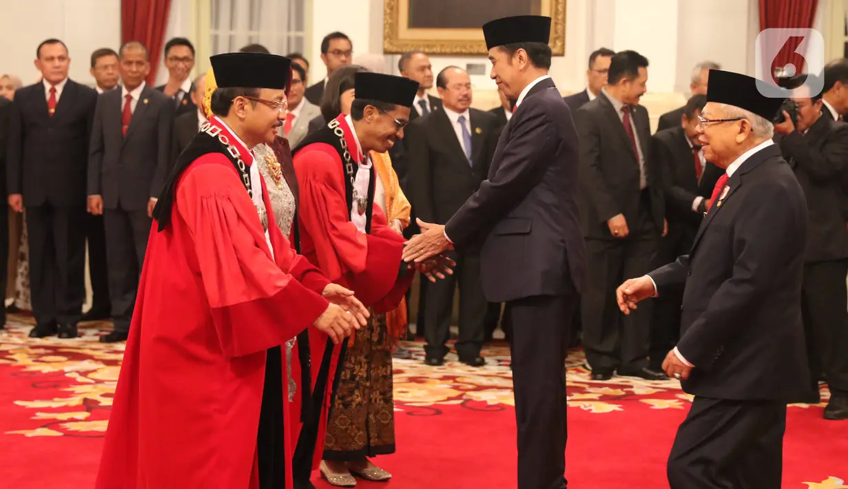 Presiden Joko Widodo dan Wapres Ma'ruf Amin memberikan ucapan selamat kepada Hakim Mahkamah Konstitusi (MK),  Suhartoyo dan Daniel Yusmic Pancastaki usai pelantikan di Istana Negara, Jakarta, Selasa (7/1/2020). Keduanya bertugas dengan masa jabatan lima tahun ke depan. (Liputan6.com/Angga Yuniar)