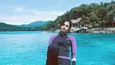 Bagi pecinta snorkling, melihat keindahan bawah air tentu menjadi kebahagiaan tersendiri. Seperti yang dilakukan oleh Ratu Sofya saat liburan ke Pulau Rubiah yangt terletak di Sabang, Aceh. Tampil lengkap dengan busana menyelap, ia pun membagikan potret keindahan alam yang berada di ujung Indonesia. (Liputan6.com/IG/@ratusfy_)