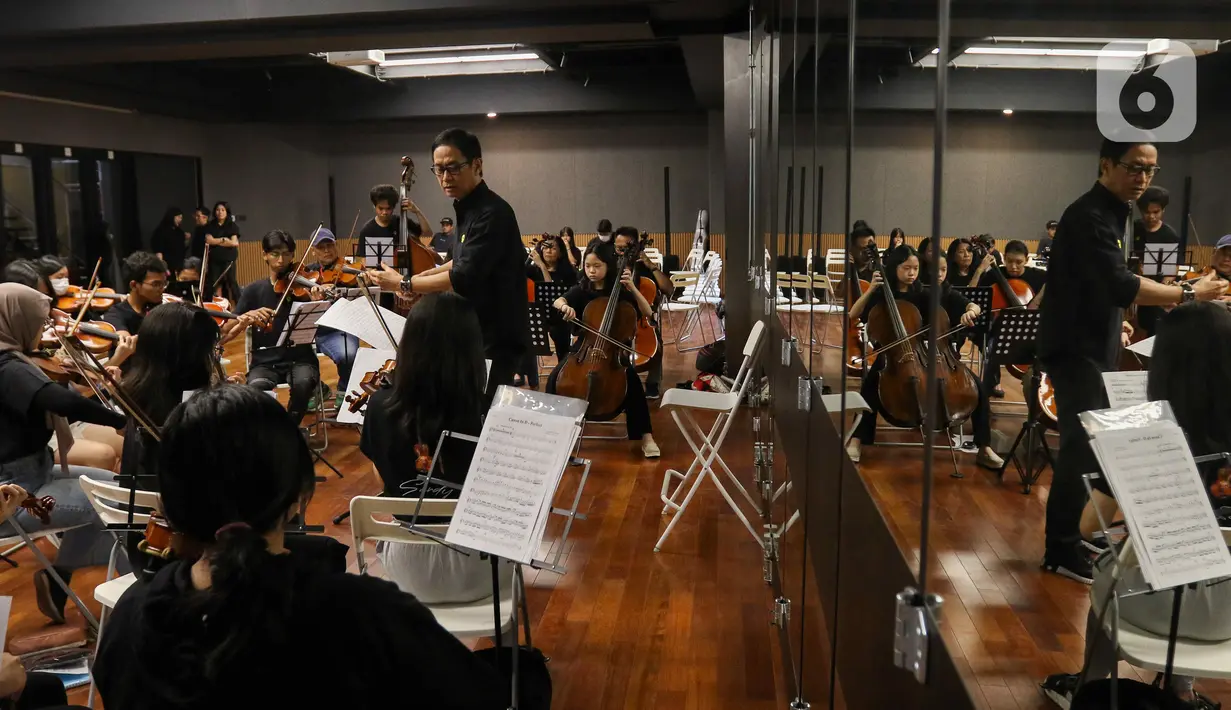 Sejumlah remaja berlatih orchestra untuk persiapan penampilan konser A Night of Light di Gripastudio, Jakarta, Sabtu (4/11/2023). (Liputan6.com/Herman Zakharia)