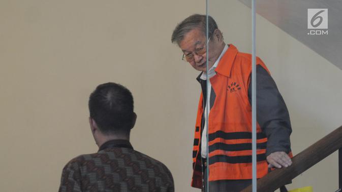 Pengusaha yang juga terpidana kasus korupsi, Tamin Sukardi usai menjalani pemeriksaan di Gedung KPK, Jakarta, Jumat (16/11). Tamin diperiksa terkait suap putusan perkara di PN Medan. (Merdeka.com/Dwi Narwoko)