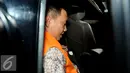 Bupati Rokan Hulu, Suparman memasuki mobil tahanan usai menjalani pemeriksaan KPK, Jakarta, Selasa (7/6). Suparman  menjadi tersangka pada kasus dugaan suap pembahasan RAPDB P TA 2014 dan/atau RAPBD TA 2015 Provinsi Riau (Liputan6.com/Helmi Afandi)