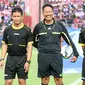 Mantan wasit FIFA, Purwanto (dua dari kanan), terpaksa membongkar kotak untuk mencari seragam wasit demi Persik yang menggelar laga ekshibisi peringatan 10 tahun juara LI 2006. (Bola.com/Robby Firly)