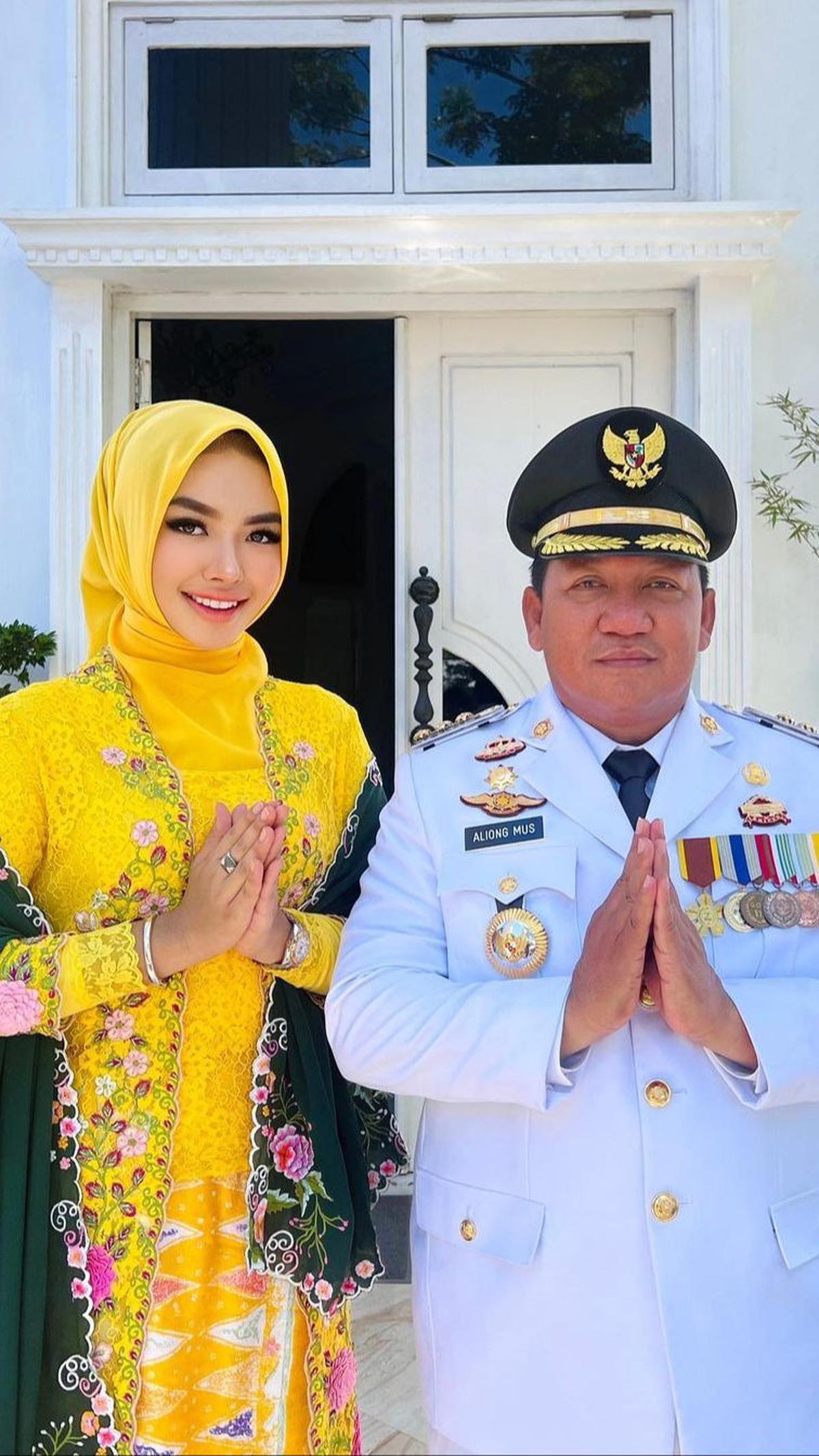 Menariknya, Zahra dan Aliong Mus berpaut jarak usia yang cukup jauh. <br>