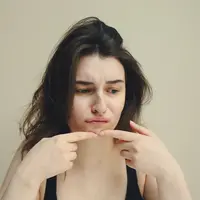 Memiliki dua masalah kulit sekaligus seperti jerawat dan sensitif menjadi tantangan tersendiri. Yuk simak cara tepat mengatasinya dari para ahli berikut ini! (pexels/polina tankilevitch).