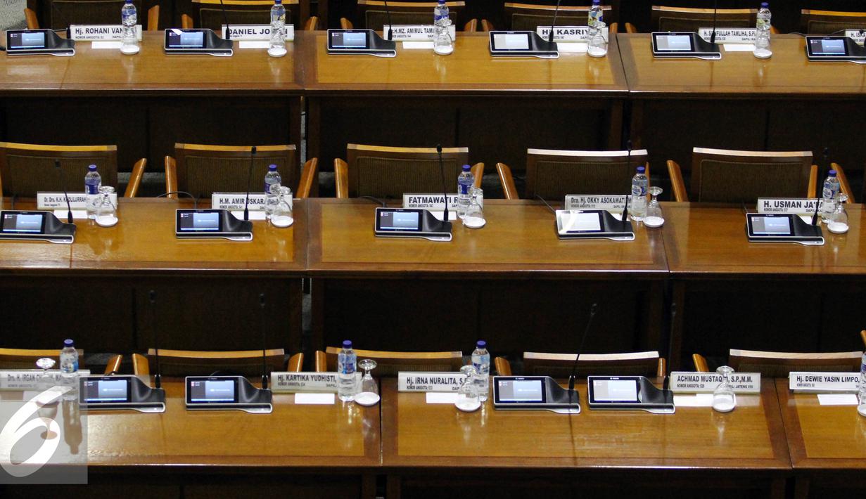 Sejumlah mikrofon baru nampak di meja anggota DPR saat Sidang Paripurna di Kompleks Parlemen Senayan, Jakarta, Senin (11/1). Saat digunakan perdana dalam Sidang Paripurna itu tiba-tiba mikrofon mati. (Liputan6.com/JohanTallo)
