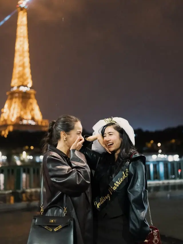 Gaya modis Febby Rastanty dan Enzy Storia di Paris. (credit:instagram.com/medinadinaaa)