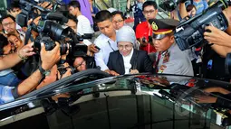 Sekjen DPR RI, Winantuningtyastiti Swasanani  meninggalkan Gedung  KPK, Jakarta, Selasa (24/2/2015). Winantuningtyastiti diperiksa sebagai saksi kasus penerimaan hadiah pelaksanaan proyek PT. DGI dengan tersangka M Nazaruddin (Liputan6.com/Faisal R Syam)