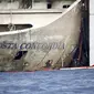 Kondisi bagian samping kapal pesiar Costa Concordia saat proses pengapungan kembali setelah dua setengah tahun terbengkalai di Pelabuhan Giglio, Italia, (21/7/2014). (REUTERS/Alessandro Bianchi)