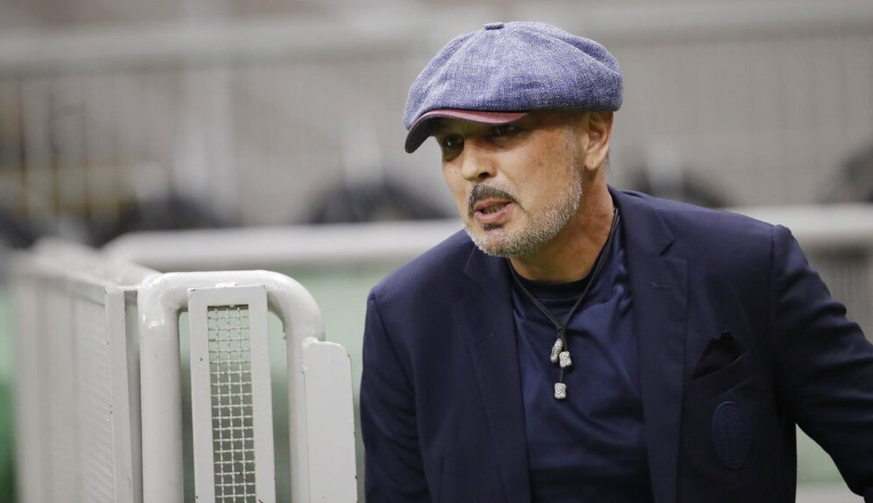 Pelatih Bologna, Sinisa Mihajlovic, saat melawan AC Milan pada laga Serie A di Stadion San Siro, Sabtu (18/7/2020). AC Milan menang dengan 5-1 atas Bologna. (AP/Luca Bruno)