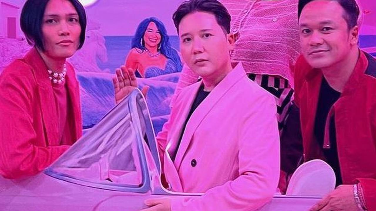 Terakhir, mantan personil boyband Smash, Rangga Moela juga tampak menghadiri premier Barbie. Di atas mobil milik Barbier Rangga memasang wajah fierce dan berfoto dengan teman-temannya.