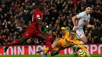 Kiper Sheffield United, Dean Henderson, menahan tembakan striker Liverpool, Sadio Mane, di Anfield, Jumat dini hari WIB (3/1/2020). (AFP/Paul Ellis)
