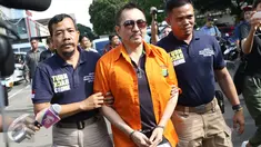 Gatot Brajamusti saat tiba untuk menjalani pemeriksaan di Polda Metro Jakarta, Selasa (25/10). Dalam pemeriksaan ini polisi meminta keterangan ahli untuk identifikasi senjata api dan amunisi yang disita dari Gatot. (Liputan6.com/Herman Zakharia)