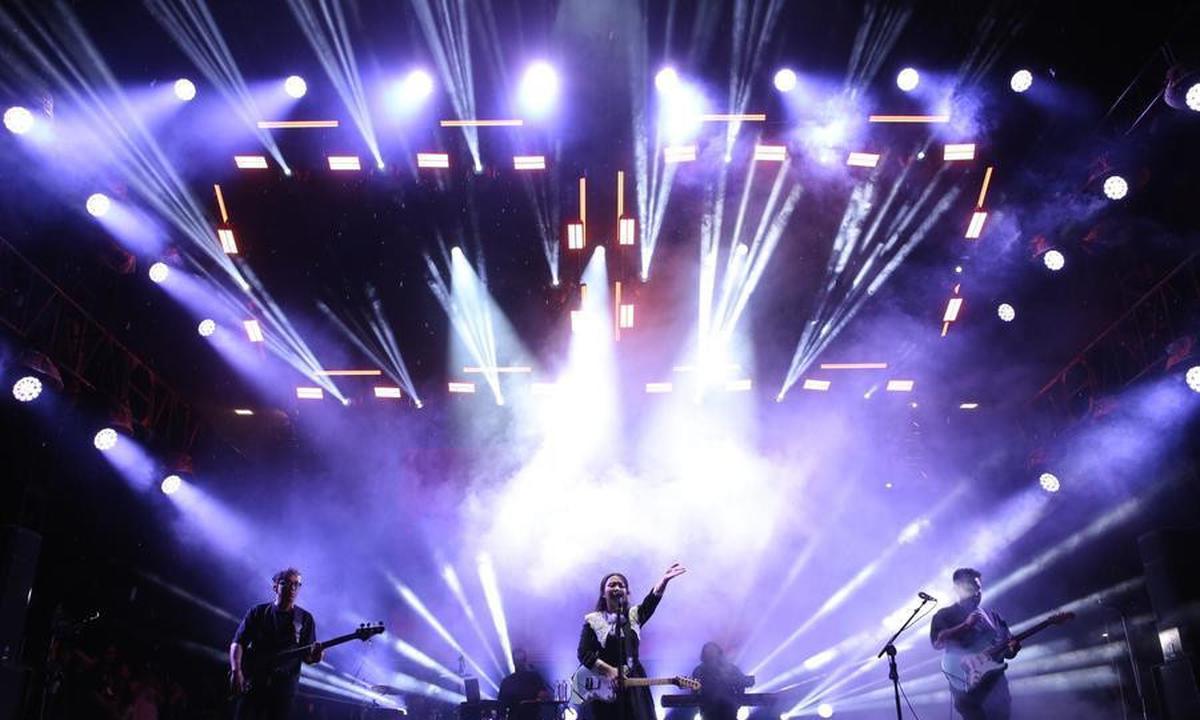 Bernadya Dapat Bunga Dari Penonton KapanLagi Buka Bareng BRI Festival 2025
